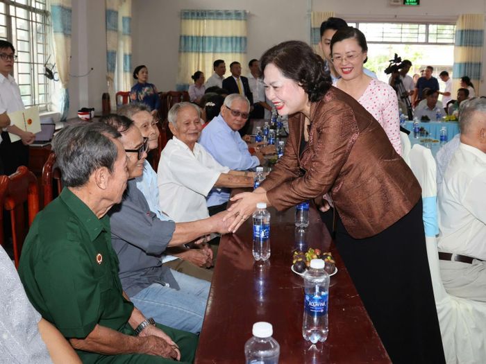 Phó Chủ tịch Quốc hội Nguyễn Thị Hồng ân cần thăm hỏi người có công xã Thạnh Xuân.
