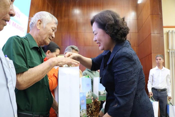 Phó Chủ tịch Quốc hội Nguyễn Thị Hồng tặng quà các gia đình chính sách, người có công với cách mạng trên địa bàn xã Tràm Chim, tỉnh Đồng Tháp.