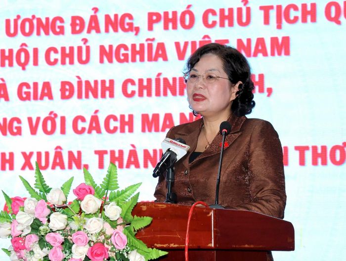 Phó Chủ tịch Quốc hội Nguyễn Thị Hồng đề nghị địa phương tiếp tục thực hiện tốt các chính sách đối với người có công; rà soát, chi trả kịp thời, bảo đảm quyền lợi cho các gia đình chính sách.