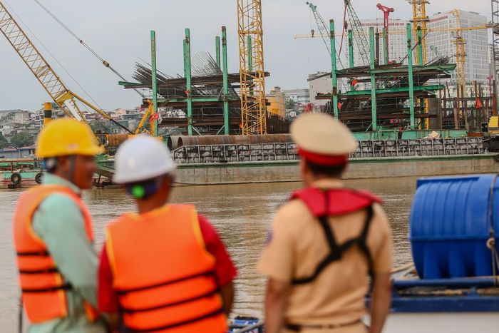 Tổ công tác kiểm tra việc chấp hành các quy định về bảo đảm an toàn giao thông.