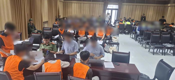 Các đối tượng liên quan đường dây lừa đảo đầu tư tiền ảo được cơ quan công an triệu tập phục vụ công tác điều tra. (Ảnh CA)