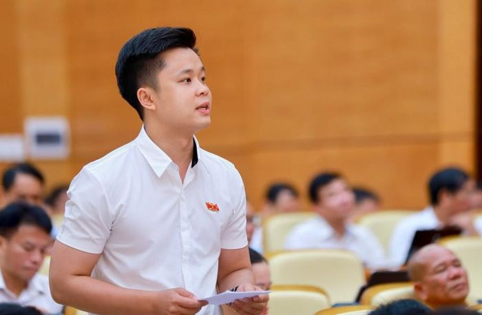 Đại biểu Trần Thanh Tùng, Giám đốc Trung tâm Tư vấn pháp lý Hội Luật gia tỉnh, chất vấn Giám đốc Sở Xây dựng.