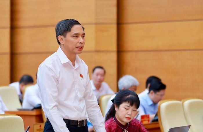 Đồng chí Vũ Văn Diện, Ủy viên BTV Tỉnh ủy, Phó Chủ tịch Thường trực UBND tỉnh, làm rõ những nội dung đại biểu, cử tri quan tâm.