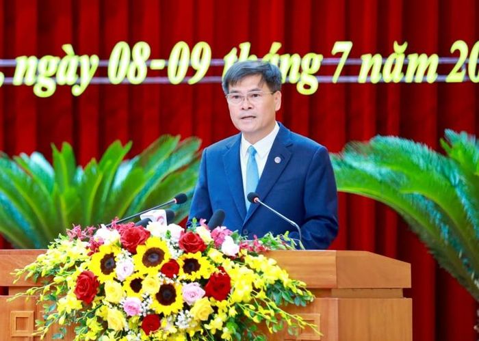 Đồng chí Bùi Văn Khắng, Phó Bí thư Tỉnh ủy, Chủ tịch UBND tỉnh trình bày báo cáo tại kỳ họp.