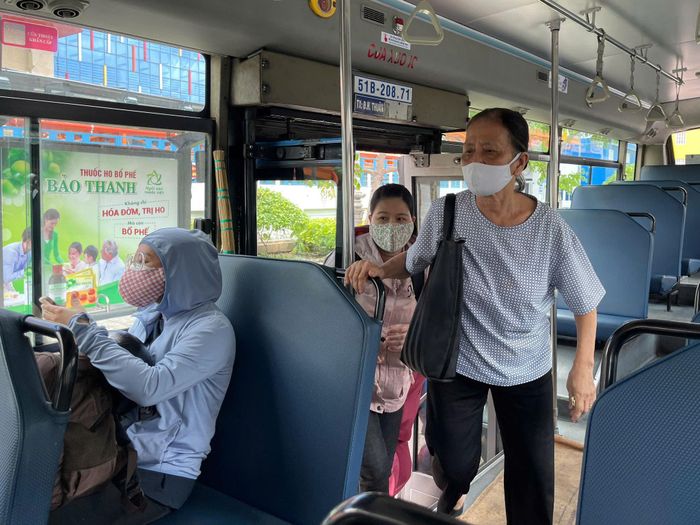 Người dân TP.HCM vui mừng khi được đi xe buýt miễn phí.
