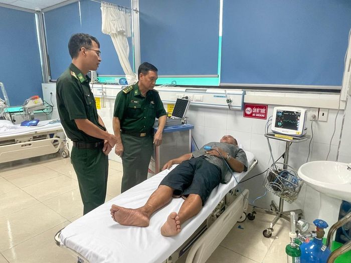 Đến thời điểm hiện tại, lực lượng chức năng đã cứu được 3 người và đưa đến Bệnh viện Đa khoa khu vực Vân Đồn cấp cứu.
