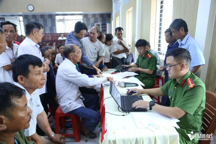 Hàng trăm thân nhân liệt sĩ đến hội trường Công an phường Thành Sen để lấy mẫu ADN.