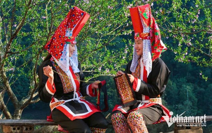 Những cô gái trẻ người Dao ở xã Hoành Mô hào hứng với tác phẩm thêu của mình