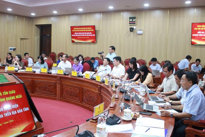 Lãnh đạo các sở, ngành của tỉnh Quảng Ngãi tham gia buổi làm việc. Ảnh: Ngọc Chí