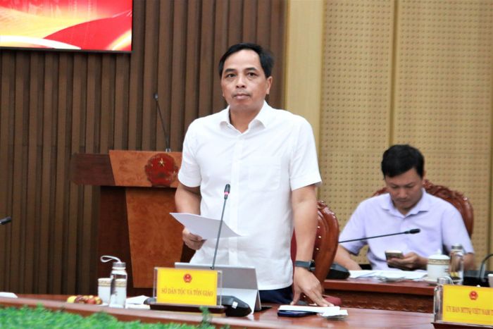 Ông Xiêng Thanh Phúc, Giám đốc Sở Dân tộc và Tôn giáo tỉnh Quảng Ngãi báo cáo với Đoàn công tác của Bộ Dân tộc và Tôn giáo về kết quả thực hiện Chương trình MTQG. Ảnh: Ngọc Chí