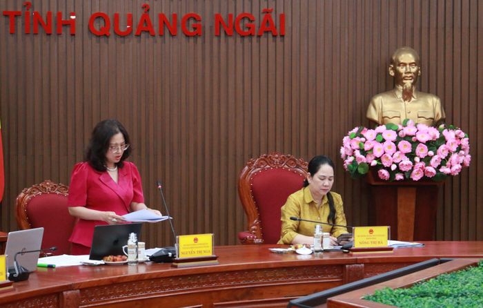 Thành viên Đoàn công tác trao đổi, làm rõ một số nội dung kiến nghị của tỉnh Quảng Ngãi tại buổi làm việc. Ảnh: Ngọc Chí