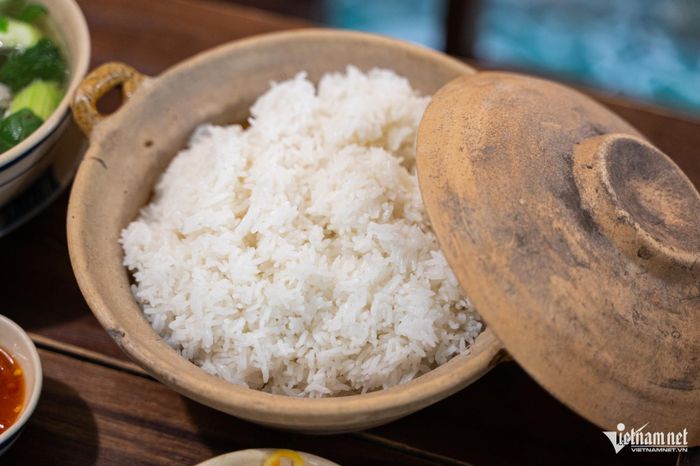Chỉ cần cho lượng nước phù hợp với loại gạo, cơm sẽ dẻo ngon