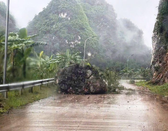 Trên các tuyến quốc lộ và tỉnh lộ tỉnh Sơn La có nhiều điểm sạt lở, đá lăn xuống lòng đường trong sáng 9/7. Ảnh: M.B
