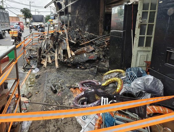 Nhiều tài sản bên trong tiệm phụ tùng xe máy bị hư hại nặng. Ảnh: TK