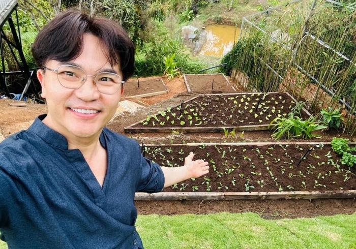 MC Đại Nghĩa bên vườn rau ở nhà vườn Đà Lạt.