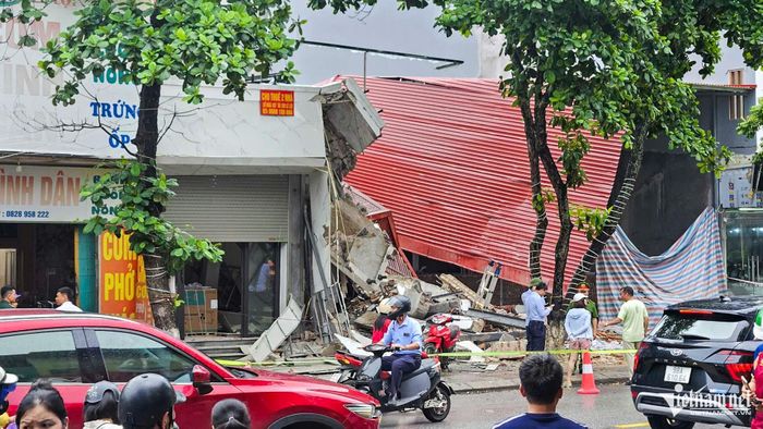 Nhiều mảng tường, mái và vật liệu xây dựng đổ ngổn ngang sau sự cố.