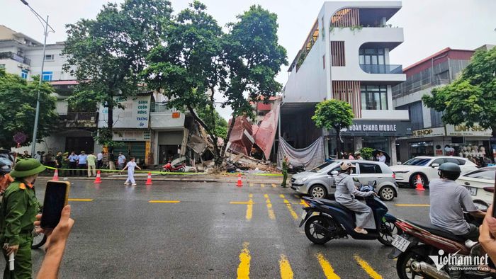 Hiện trường hai căn nhà bị đổ sập trong quá trình cải tạo vào sáng 9/7.