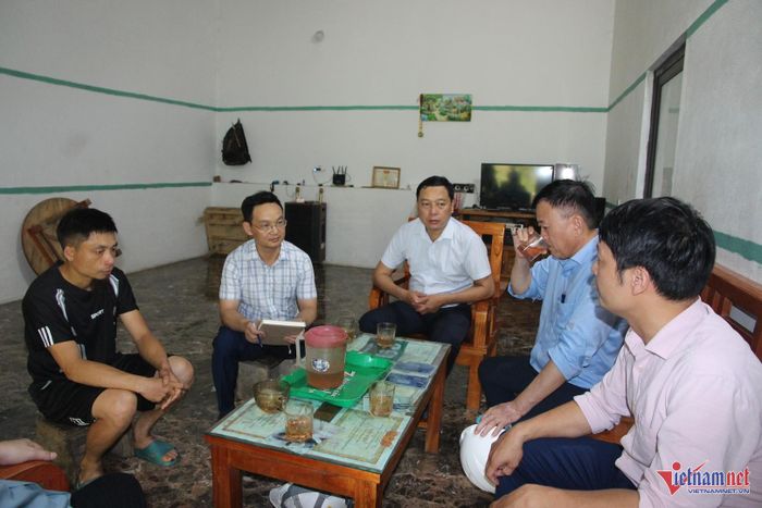 Đoàn công tác thăm hỏi, nắm bắt tâm tư, nguyện vọng của người dân. Ảnh: Trọng Bảo