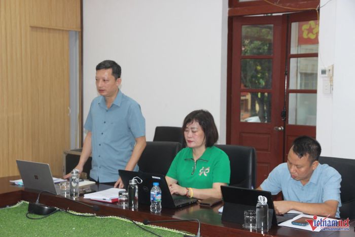Chủ tịch xã Võ Lao Nguyễn Khánh Toàn kiến nghị với đoàn công tác. Ảnh: Trọng Bảo