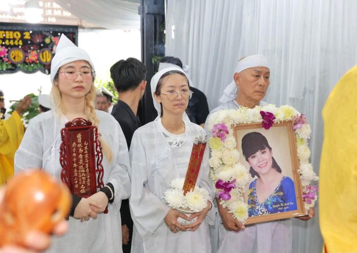 Những ngày qua, Tạ Minh Tâm và người thân nén nỗi đau, thay nhau đón khách. Thỉnh thoảng, ông nhìn về di ảnh vợ với mắt đỏ hoe. 