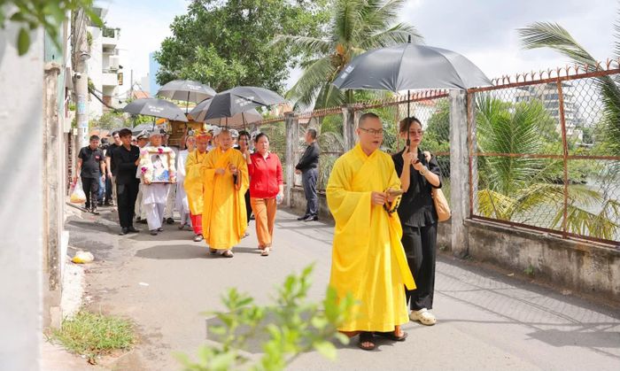 Nhiếp ảnh gia Hung Tony nói phút đưa tiễn nghệ sĩ Bạch Vân lặng lẽ, không kèn trống và ai cũng xúc động.