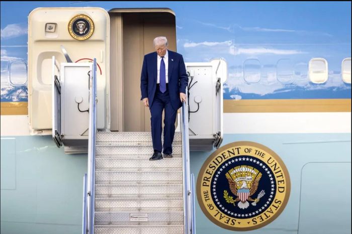 Ông Trump bước ra khỏi máy bay. Ảnh: EPA