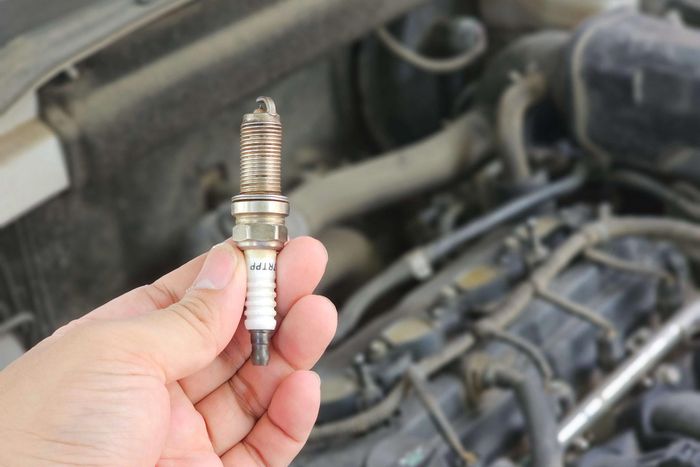 Nếu xe sử dụng bugi đồng, tuổi thọ tối đa của loại bugi này chỉ từ 30.000-50.000km. Ảnh: Ngô Minh