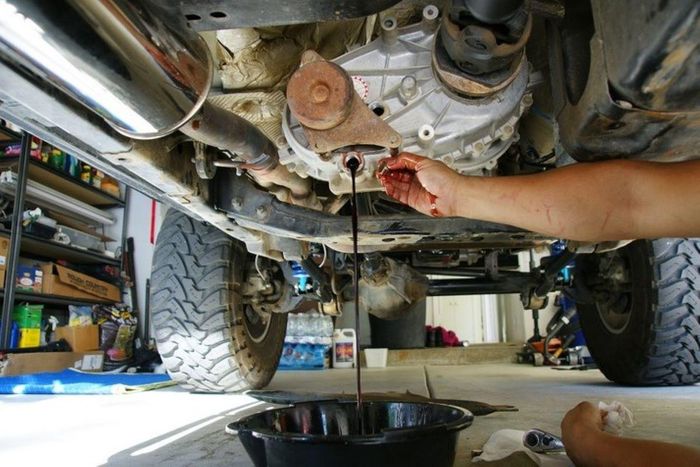Nếu thường xuyên đi đường đèo, off-road hoặc kéo tải nặng, chủ xe nên thay dầu hộp số phụ ở mốc gần 50.000km. Ảnh: Boodmo