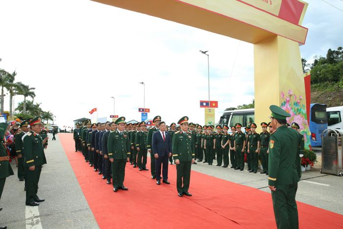 Đoàn Việt Nam từ Cửa khẩu Thanh Thủy (Việt Nam) di chuyển về phía Cửa khẩu Nam On (Lào). Ảnh: Khánh Toàn