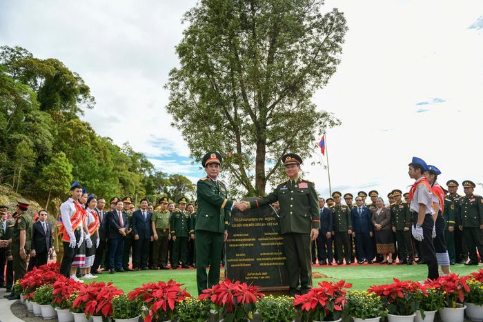 Cây xanh hữu nghị được Đại tướng Phan Văn Giang và Đại tướng Khamliang Outhakaysone cùng vun trồng trong khuôn viên khu vực cửa khẩu, lưu giữ dấu ấn của giao lưu, để tình cảm gắn bó giữa hai Đảng, hai Nhà nước, hai Quân đội và nhân dân hai nước không ngừng đơm hoa, kết trái, phát triển bền vững. Ảnh: Trần Nam