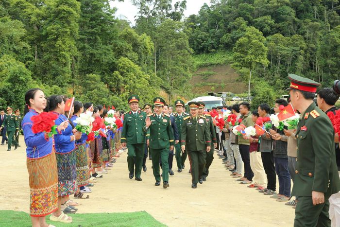 Nhân dân Lào chào đón đoàn đại biểu Việt Nam. Ảnh: Khánh Toàn