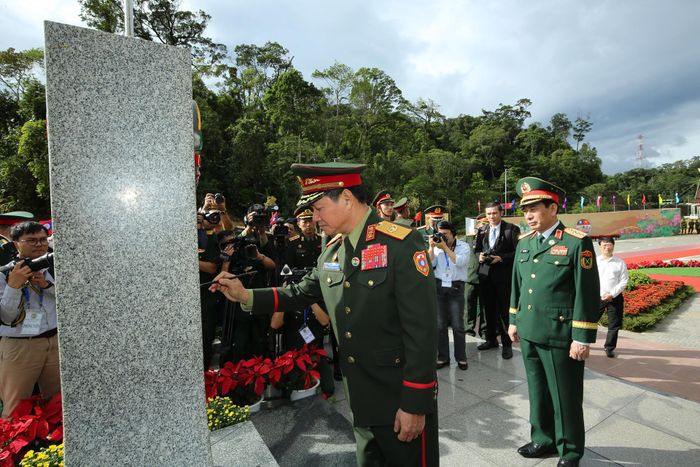 Hai Phó Thủ tướng, Bộ trưởng cùng tô son cột mốc, khẳng định quyết tâm chung trong việc giữ gìn đường biên giới hòa bình, ổn định, hợp tác và phát triển, vì lợi ích của nhân dân hai nước. Ảnh: Trần Nam