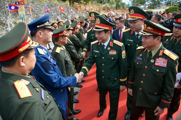 Đại tướng Khamliang Outhakaysone giới thiệu với Đại tướng Phan Văn Giang thành viên đoàn đại biểu Lào. Ảnh: Trần Nam