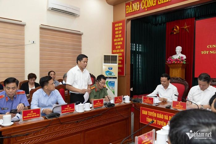 Phó Giám đốc Sở GD-ĐT tỉnh Tuyên Quang Hoàng Minh Cảnh trả lời câu hỏi của báo chí tại buổi họp báo. 