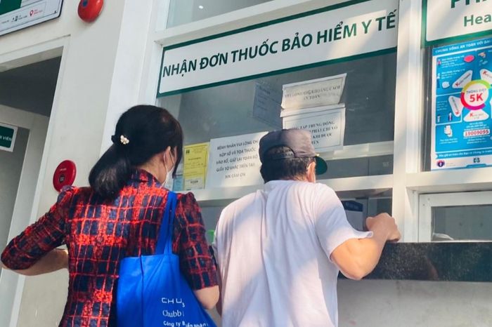 Bệnh viện thiếu thuốc, người dân mua thuốc ngoài viện được BHYT thanh toán. Ảnh: GL