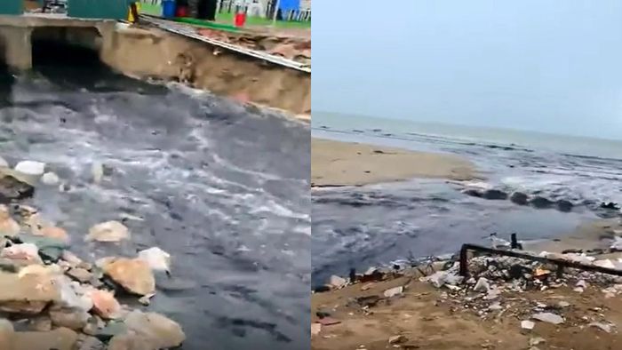 Nước thải đen ngòm chảy xuống biển. Ảnh cắt từ clip