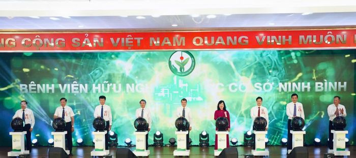 Các đại biểu thực hiện nghi thức ấn nút khai trương hoạt động Bệnh viện Hữu nghị Việt Đức cơ sở Ninh Bình. Ảnh: T.Hải