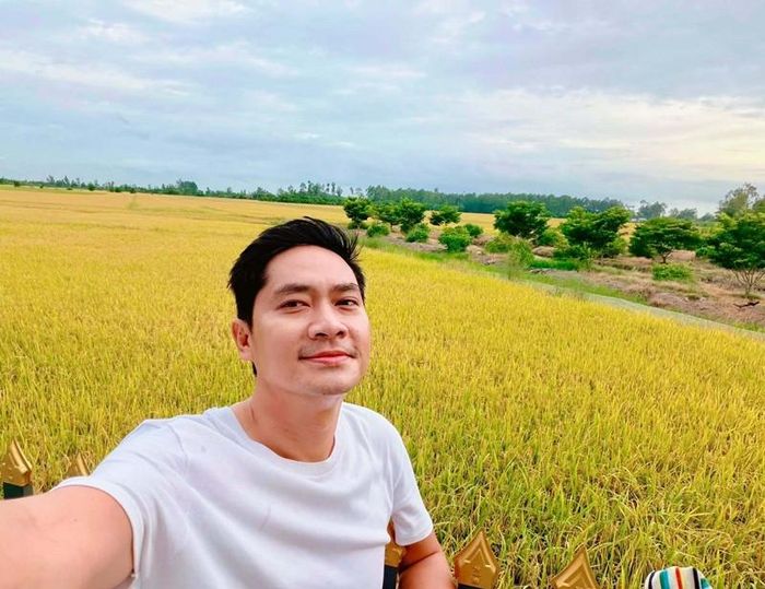 Minh Luân tạm gác công việc, trở về quê nhà Đồng Tháp hít thở không khí trong lành, ngắm cảnh đồng lúa, vườn tược.