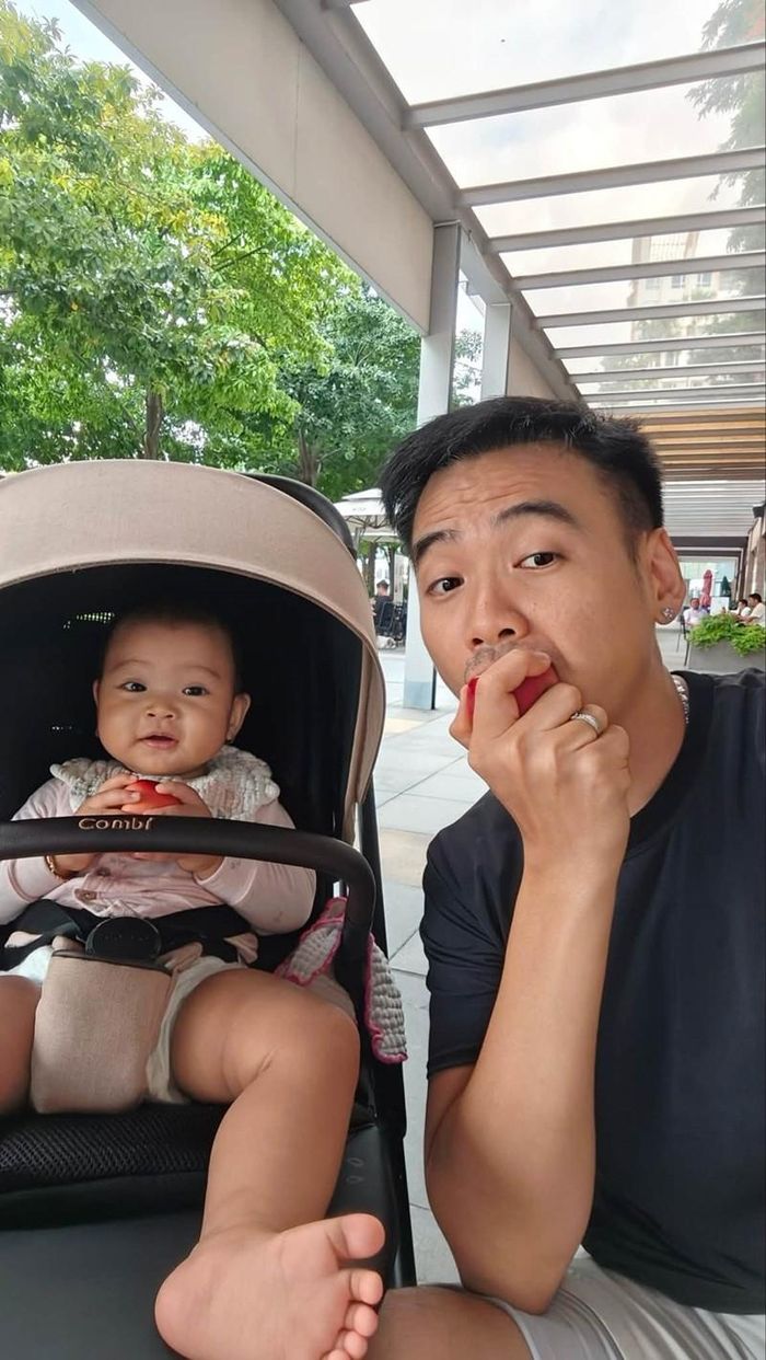 Chồng H'Hen Niê - Tuấn Khôi khoe khoảnh khắc dạo phố buổi sáng cùng con gái.