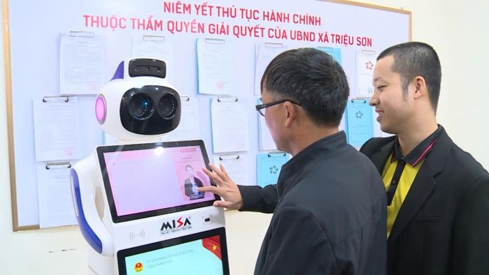 Triển khai robot lễ tân tích hợp trợ lý AI của MISA để hỗ trợ các thủ tục hành chính tại Trung tâm Dịch vụ Hành chính công. Ảnh: Báo Thanh Hóa