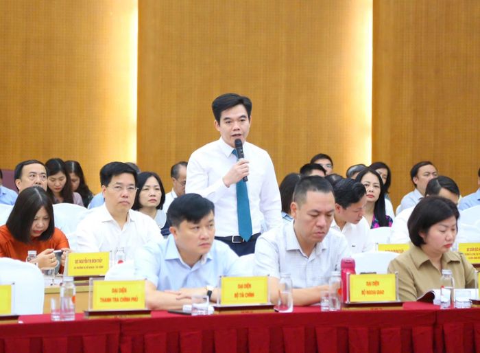 Ông Phạm Trường Giang (đứng phát biểu).