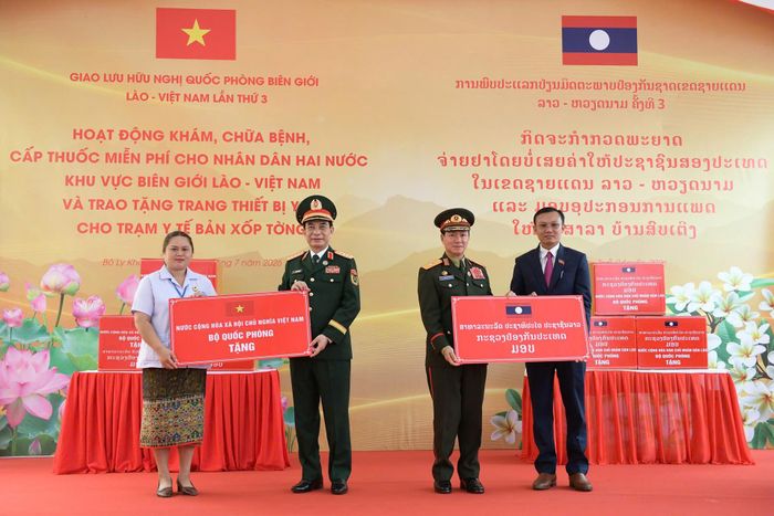 Đại tướng Phan Văn Giang và Đại tướng Khamliang Outhakaysone trao thiết bị y tế tặng Trạm y tế bản Sopteng