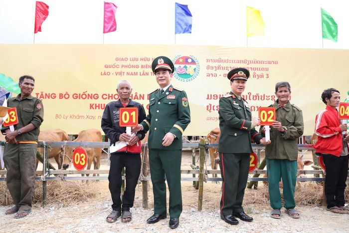  Đại tướng Phan Văn Giang và Đại tướng Khamliang Outhakaysone trao bò giống tặng các hộ dân của Lào