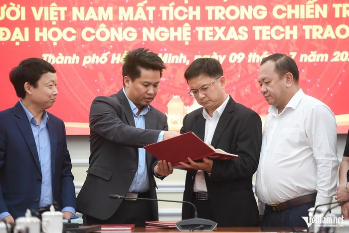 PGS.TS Alex Thái, trưởng nhóm nghiên cứu dự án, sáng kiến tìm kiếm người Việt Nam mất tích trong chiến tranh (đứng thứ 2 từ trái qua phải).
