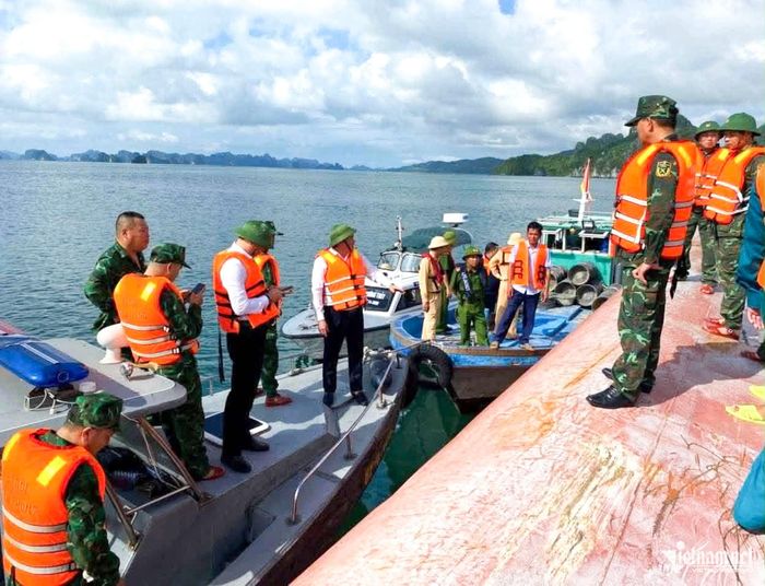 Ông Đào Văn Vũ, Phó Chủ tịch Thường trực UBND đặc khu Vân Đồn chỉ đạo các lực lượng chức năng khẩn trương triển khai công tác tìm kiếm cứu nạn, cứu hộ tại hiện trường