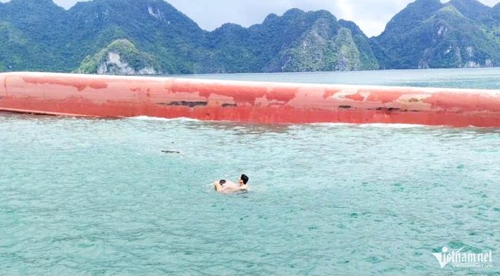 Lực lượng chức năng kịp thời cứu được 3 nạn nhân và chuyển đến Bệnh viện Đa khoa khu vực Vân Đồn cấp cứu.