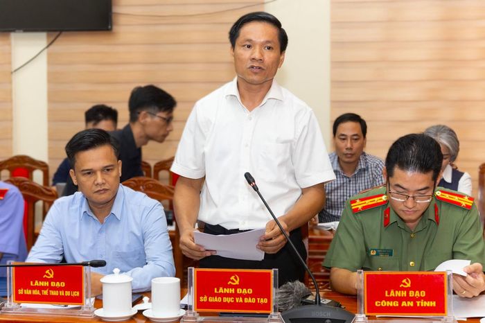 Ông Hoàng Minh Cảnh, Phó Giám đốc Sở GD-ĐT Tuyên Quang thông tin tại buổi họp báo. Ảnh: Đức Hoàng