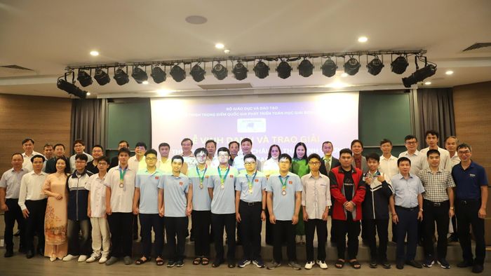 Vinh danh các học sinh đoạt huy chương tại kỳ thi Olympic Toán học châu Á - Thái Bình Dương (APMO) năm 2026.