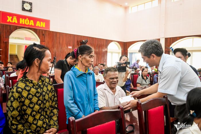 Thứ trưởng Y Vinh Tơr trao quà cho hộ đồng bào DTTS nghèo và người có uy tín tại xã Hòa An.