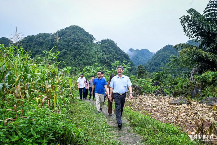 Đoàn công tác của Bộ Dân tộc và Tôn giáo do Thứ trưởng Y Vinh Tơr làm Trưởng đoàn kiểm tra thực địa tại xã Hòa An
